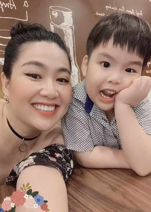 Ngam hai con trai dang yeu cua Le Khanh va chong kem tuoi