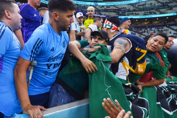 Video: Co dong vien Argentina va Mexico lam dieu dang len an