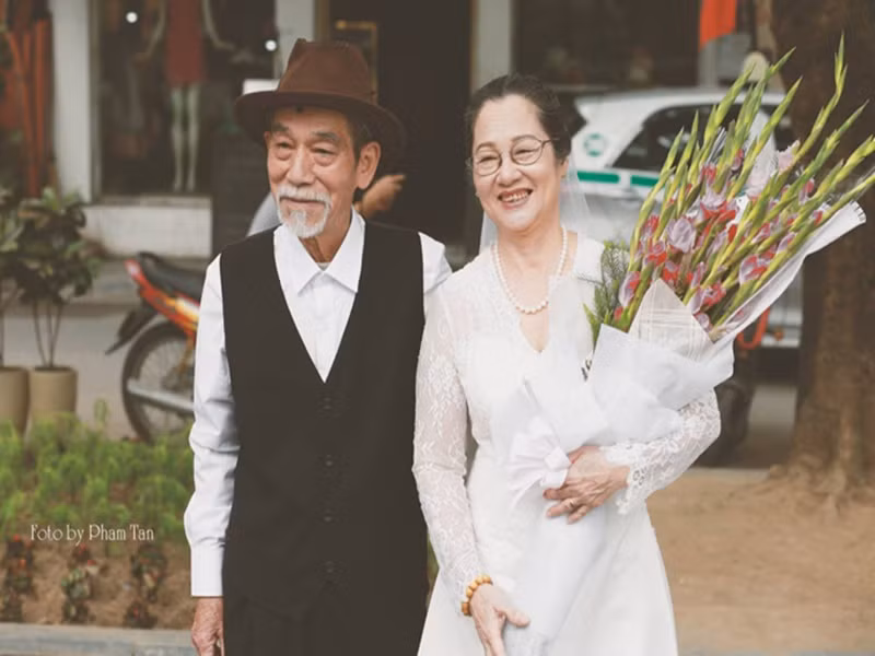 Nghệ sĩ Mai Ngọc Căn từng chia sẻ, ông chẳng bao giờ quên được cái cảnh giữa đám cưới, đang ngồi tiếp khách, thỉnh thoảng còi báo động lại rú lên, tất cả nhảy xuống hầm. Ảnh: Vietnamnet