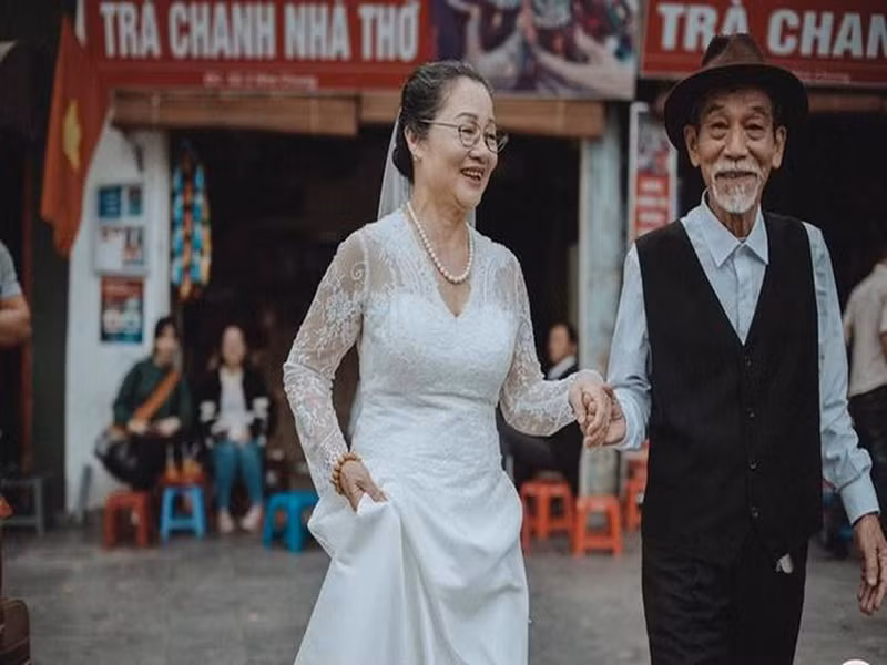 Nam nghệ sĩ gạo cội từng chia sẻ, cứ mỗi lần nhìn vợ ăn là lại rơm rớm nước mắt. “Trước đây, nhan sắc rực rỡ bao nhiêu thì bây giờ nhắn nhúm lại, trệu trạo nhai rất khó nhọc… nên thương lắm. Bao nhiêu những sự cáu bẳn tan biến đi hết”, ông nói. Ảnh: Người đưa tin