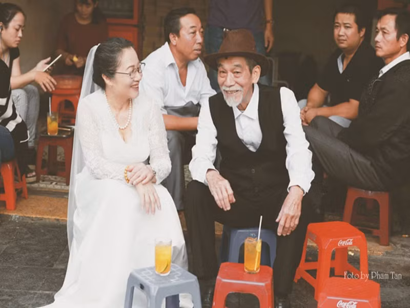 Ngày mới kết hôn, vợ chồng nghệ sĩ Mai Ngọc Căn như Ngưu Lang – Chức Nữ. Bà ở đoàn múa, ông ở đoàn kịch, hai đoàn thay phiên nhau lưu diễn. Từ năm 1970 đến 1977, nghệ sĩ Mai Ngọc Căn xa gia đình, đi du học ở Nga. Về chưa được bao lâu ông lại quay trở lại Nga để bảo vệ luận án sau đại học. Trong cuộc phỏng vấn với Dân Trí, nghệ sĩ Mai Ngọc Căn cho biết, dù vợ chồng xa nhau nhưng cả hai đều tuyệt đối tin tưởng nhau. Ảnh: Vietnamnet