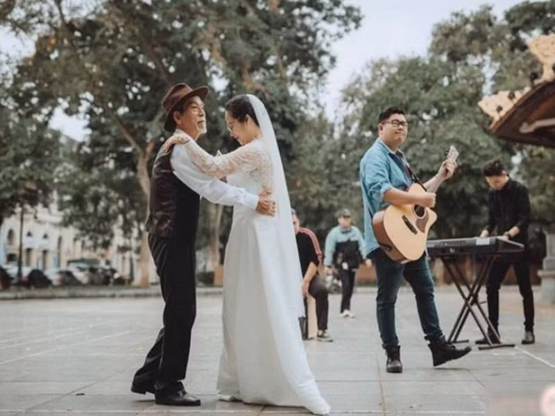 Nghệ sĩ Thanh Sơn luôn là hậu phương vững chắc cho chồng có điều kiện được sống với nghề. Ngoài công việc biên đạo múa, bà học thêm nghề làm đầu và trang điểm kiếm thêm thu nhập cho gia đình. Ảnh: Zing