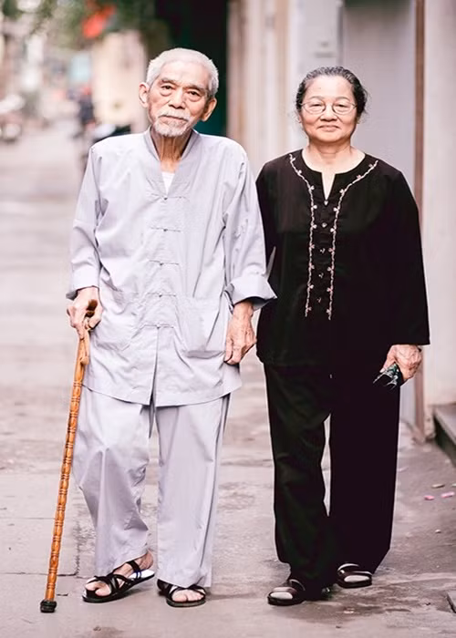 Nam diễn viên phim “Đất và người” kể về quãng thời gian 1 năm hẹn hò trước đám cưới: “Cách nhau có bức vách thôi nhưng mỗi lần chúng tôi muốn hẹn hò, tâm sự đều phải viết thư, cho kẹo trẻ con để nhờ chuyển giúp. Ngồi nói chuyện với nhau cũng phải lựa lúc “thanh thiên bạch nhật”, giữ khoảng cách chứ đâu được tự do, thoải mái như bây giờ”. Ảnh: Người đưa tin