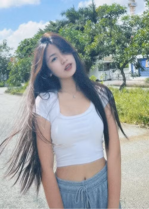 Mái tóc dài làm cho con gái Lưu Thiên Hương càng nữ tính.