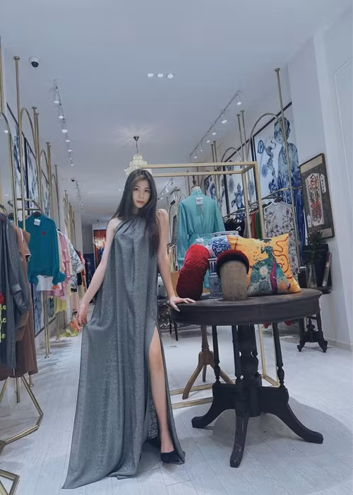 Thần thái của Vy Uyên cũng đầy cuốn hút.