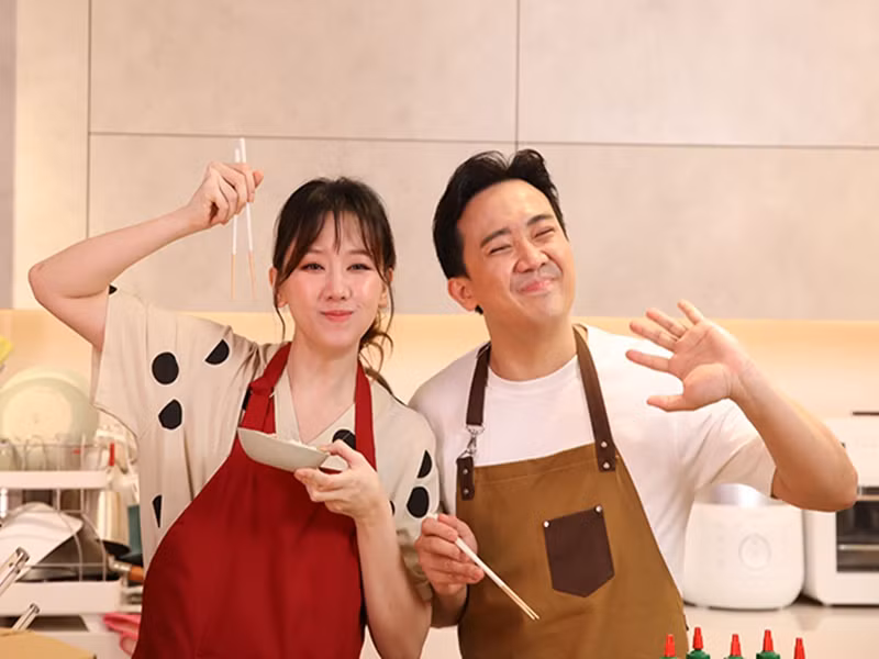 Trong 6 năm kết hôn, Trấn Thành luôn yêu thương, quan tâm Hari Won. Nam MC cho biết, bản thân anh là mẫu người thích chăm sóc người khác nên không ngần ngại khi một mình vào bếp lúc đêm khuya, sáng sớm để nấu ăn cho vợ. Ảnh: Vietnamnet