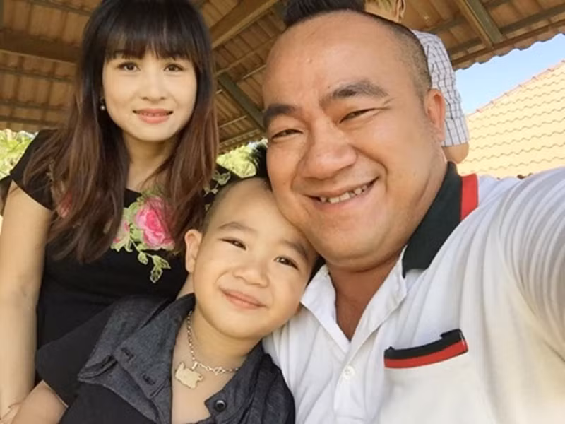 Khi đóng chung phim, Thùy Liên chủ động xin số điện thoại Hiếu Hiền với mục đích nhờ quá giang về nhà. Cô nói rằng chồng là người đã "dụ" mình bằng những món quà như sầu riêng, kem. Ảnh: Khám phá