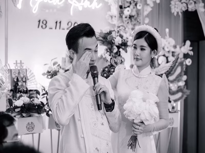 MC Tô Ny khóc trong lễ cưới. Anh tâm sự: "Đây là tấm ảnh mà tôi thích nhất, ở lễ gia tiên ngày hôm qua. Khoảnh khắc có tình cảm lớn mà tôi dành cho những người thân, họ hàng đã trải qua năm tháng, trải qua thăng trầm cùng tôi. Và khoảnh khắc đó cũng có tình cảm em dành cho anh. Cảm ơn vợ, vì đã chọn những vui buồn cùng anh!". Ảnh: FBNV