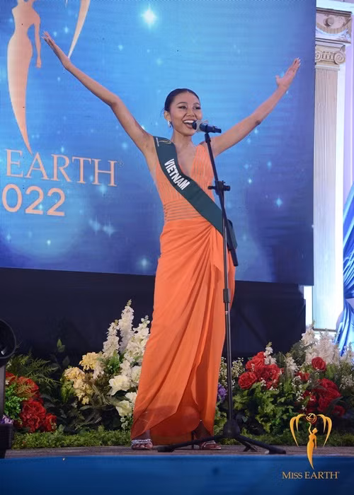 Á hậu Thạch Thu Thảo không có khởi đầu ấn tượng. Cô bị chê nói tiếng Anh kém cũng như bị ban tổ chức cắt phần giới thiệu trong buổi ra mắt truyền thông. Ảnh: Zing
