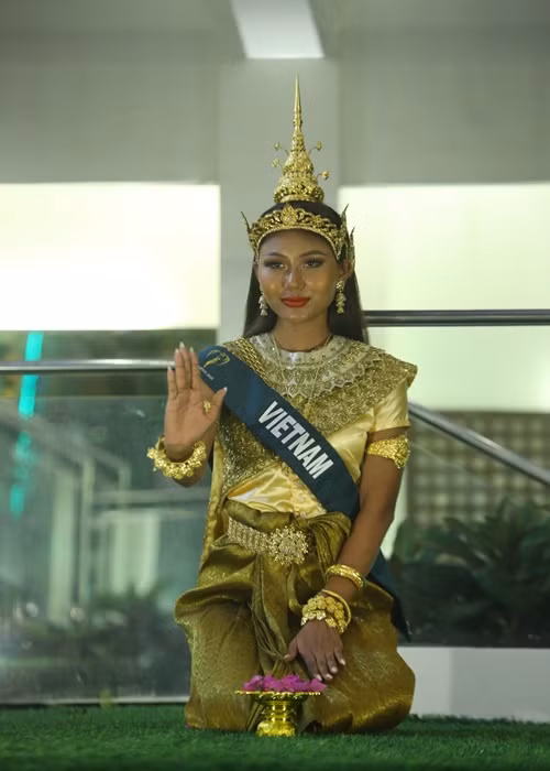"...Thảo biết mình không hoàn hảo nhưng Thảo tự hào vì mình không bỏ cuộc. Cho đến ngày hôm nay Thảo cảm thấy bản thân mình đã tốt hơn ngày trước rất nhiều", người đẹp viết. Ảnh: Miss Earth