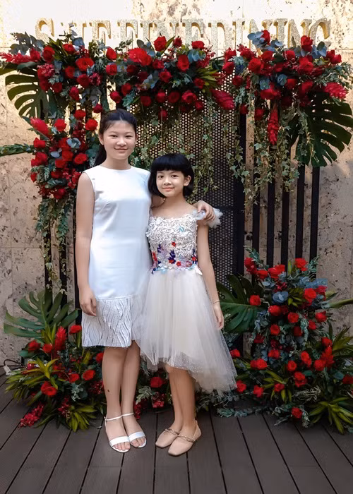 Hai con gái của Bình Minh chăm bơi lội, đánh cầu lông, bóng rổ, bóng chuyền.