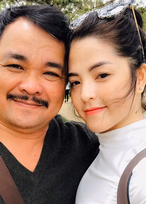 Nam đạo diễn phim “Mẹ rơm” chia sẻ, vợ rất xinh lại hiền, không xài hàng hiệu, giỏi nội trợ, thông cảm, ủng hộ công việc làm phim của anh.