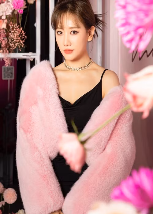 Mới đây, sau thời gian giữ im lặng, Hari Won cũng lên tiếng. Cô chia sẻ trên Zing, vợ chồng cô ít khi ở cạnh nhau do mỗi người đều có lịch trình công việc riêng. Tuy nhiên, cả hai vẫn yêu thương, tôn trọng nhau.