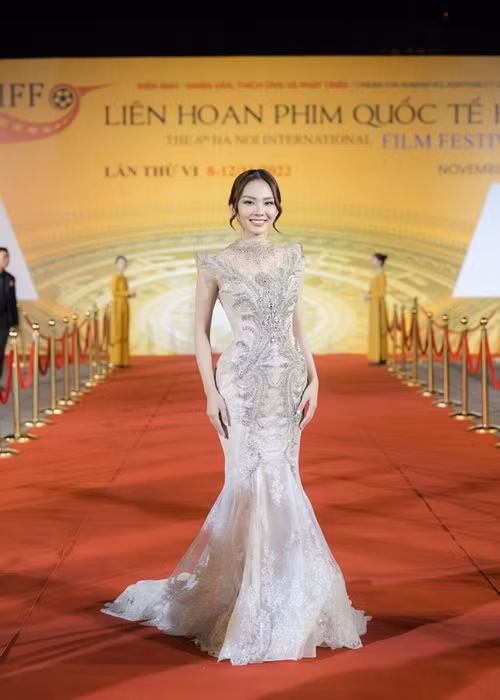  Huỳnh Nguyễn Mai Phương diện mẫu đầm đuôi cá của NTK Phạm Đăng Anh Thư, khéo léo khoe vóc dáng đồng hồ cát.