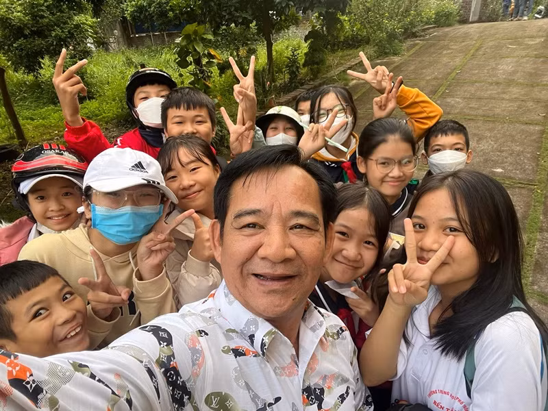 Quang Tèo được fan nhí vây quanh khi phim "Đại gia chân đất 13" được quay.