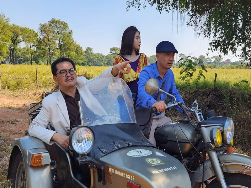 Trong series "Đại gia chân đất", nghệ sĩ Trung Hiếu vào vai ông Tích còn Quang Tèo vào vai ông Sự.