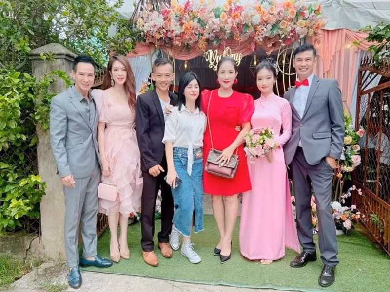 Cát Tường là đồng nghiệp thân thiết của Tiết Cương. Khi Tiết Cương lấy vợ, Cát Tường không thể vắng mặt trong đám cưới. Ảnh: Vietnamnet