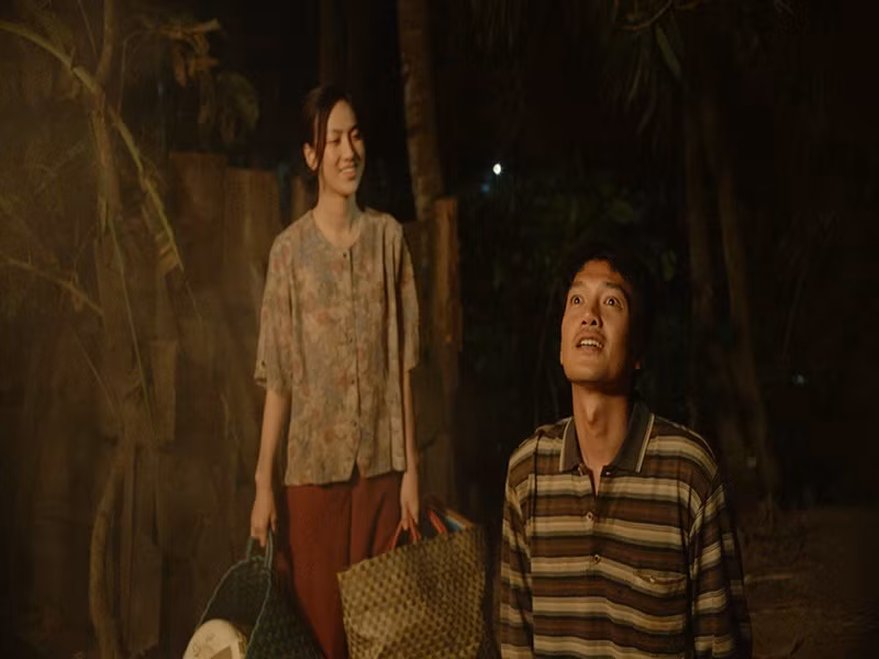 Phương Anh Đào đảm nhận vai Nhàn. Nhân vật này yêu và lấy Tam, một người đàn ông say xỉn tối ngày, thường lấy việc đốt nhà để giải tỏa sự bất lực, tổn thương, tủi hổ ẩn sâu trong lòng và trào lên mỗi khi say. Theo đơn vị sản xuất, trong 1 tháng chuẩn bị cho vai diễn, Phương Anh Đào phải phơi nắng, học cách nấu cơm và làm việc nội trợ như một người phụ nữ nông thôn. Tới khi nhập vai, cô được chỉnh trang cho đen đúa và phải tô răng bớt trắng. Ảnh: Elle