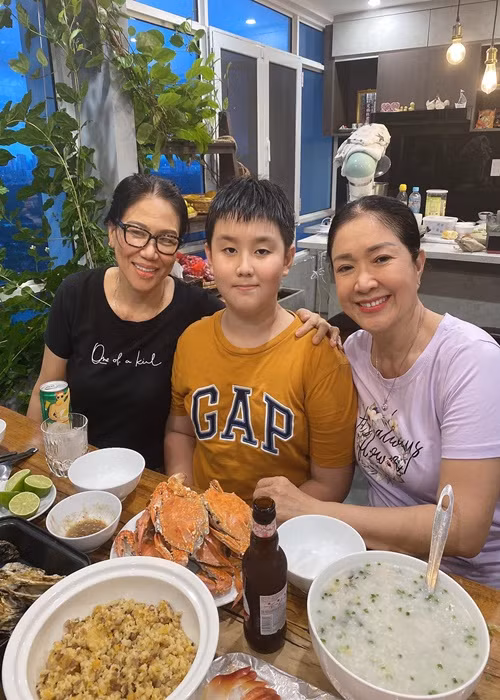 Bé Pháo nhận được sự quan tâm của gia đình Trung Kiên. “Dù hai ông bà ở xa như vậy, nhưng lúc nào vào Sài Gòn cũng có quà cho Pháo. Bé Pháo từ nhỏ đã không biết ông bà nội là ai và cũng chưa từng có ông bà nội. Cho nên, khi có được tình yêu thương của bố mẹ Trung Kiên, bé Pháo lúc nào cũng tin rằng, đó là ông bà nội ruột của mình”, Lê Phương bày tỏ.