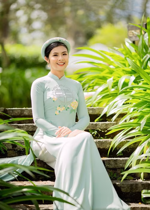 Trang phục gắn liền với Hoa hậu Việt Nam 2010 là áo dài.