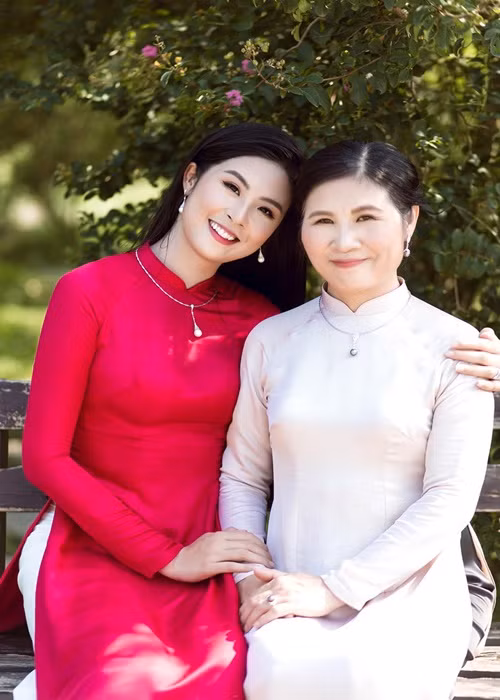Ngọc Hân thiết kế áo dài cho bản thân, gia đình và bạn bè.