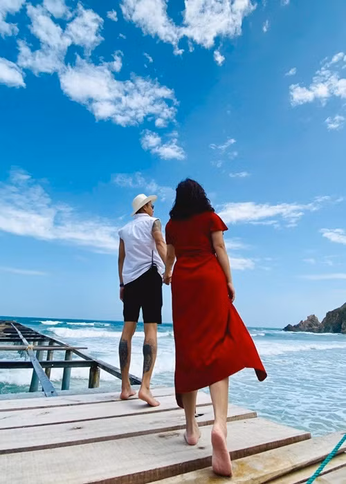 Ít ngày trước, Hồng Đăng chia sẻ ảnh nắm tay vợ đồng thời viết: "Tròn 14 năm nắm tay bạn ấy cùng đi qua những ngày giông bão… Cảm ơn em".