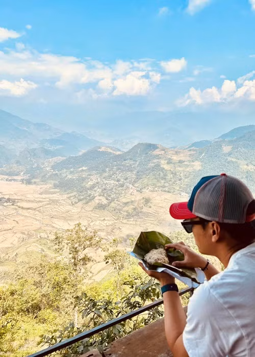Vợ chồng nam diễn viên đến Tà Xùa lúc 7 giờ tối. Vì hết phòng nên cả hai đành đi xuống.