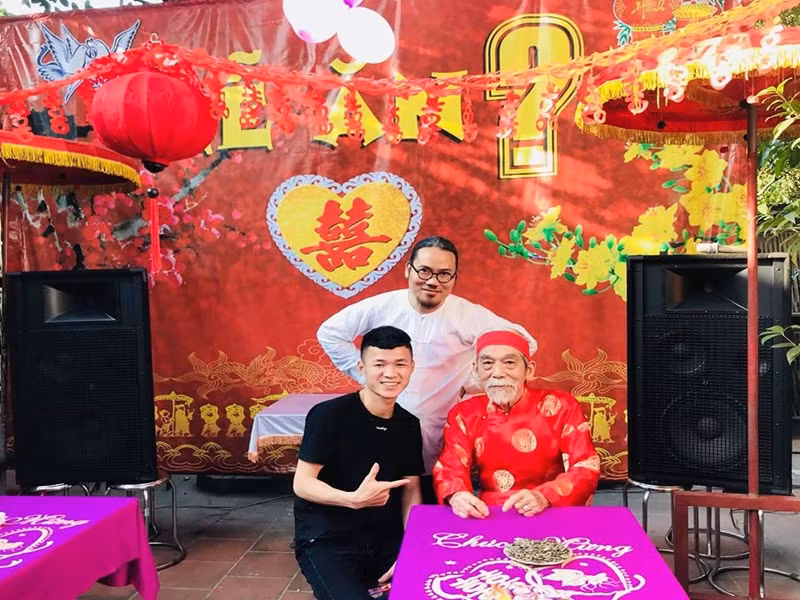 Nghệ sĩ Vượng Râu (trắng) cho biết, khi mời nghệ sĩ Mai Ngọc Căn đóng phim, anh không biết bệnh tình của nam nghệ sĩ gạo cội. Đến khi biết, cả đoàn làm phim lặng đi, không diễn nổi nữa. Tuy vậy, nghệ sĩ Mai Ngọc Văn vẫn giữ tinh thần rất lạc quan, vui vẻ. Ảnh: Người đưa tin