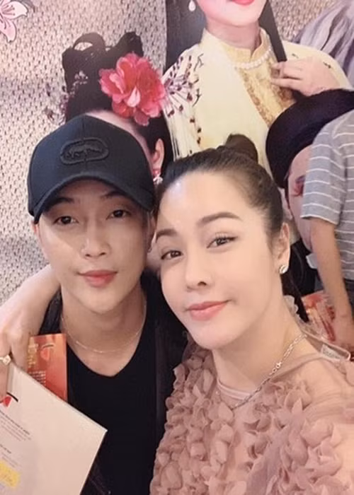Trước nghi vấn tình cảm với TiTi, Nhật Kim Anh cho biết, cô nhận đỡ đầu cho TiTi và việc nâng đỡ đàn em kể từ khi về công ty là điều trong giới ai cũng biết. Ảnh: FBNV