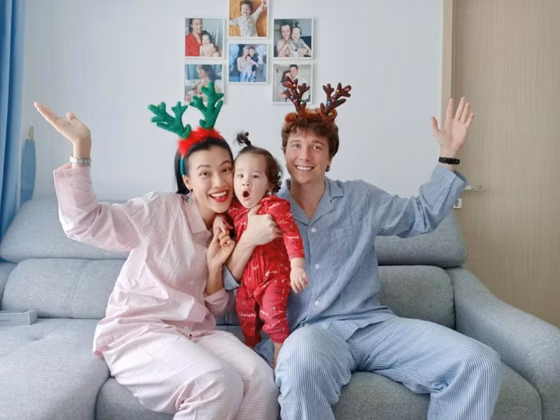 Khi gặp bế tắc trong cuộc hôn nhân, Hoàng Oanh tìm đến Hồ Ngọc Hà. "Là một người từng trải, tôi đã nói cho Oanh biết những cái được và mất khi chia tay, khi cả hai đã có con chung. Tôi phân tích rất nhiều và mong Oanh bước qua trở ngại ấy và bảo toàn mái ấm của mình”, Hà Hồ chia sẻ. Sau đó, Hoàng Oanh vẫn quyết định ly hôn. Ảnh: Người lao động
