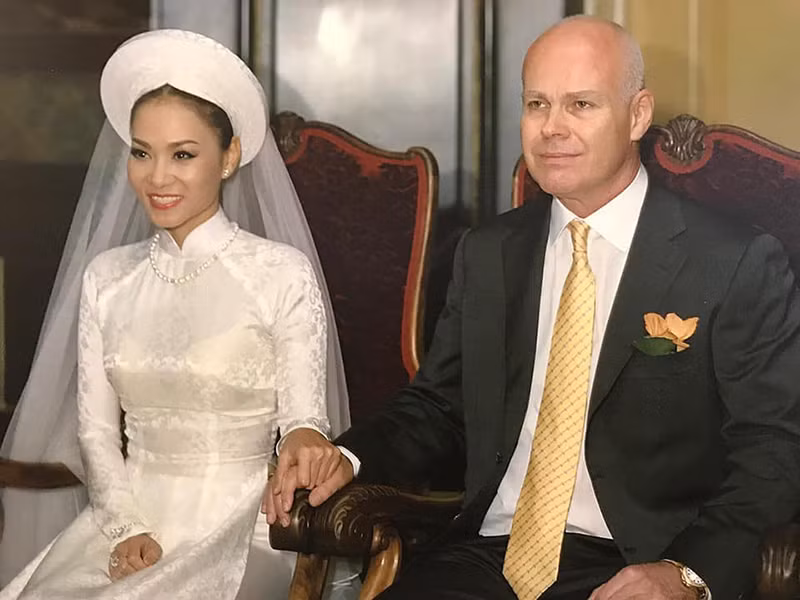 Đám cưới của Thu Minh được tổ chức trong không gian cổ kính của toà nhà The Old City Hall được xây dựng từ thế kỷ 16, thuộc thành phố Den Haag, Hà Lan. Thu Minh diện áo dài lụa trắng, còn ông xã của nữ ca sĩ diện vest kiểu truyền thống.