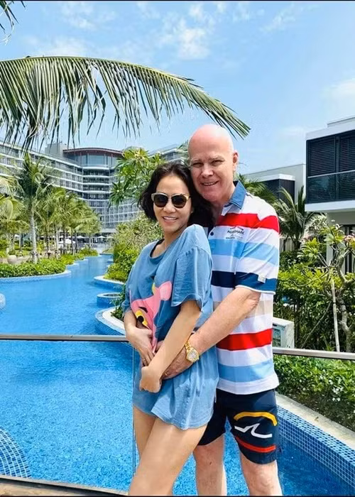 Thu Minh tiết lộ phản ứng của gia đình chồng khi cô mặc váy cưới. "Khi tôi xuất hiện và chuẩn bị đi xuống sảnh, toàn bộ họ hàng, anh em, bạn bè của nhà chồng đã đứng dậy và vỗ tay vì chưa bao giờ thấy một cô dâu đẹp như vậy", giọng ca "Đường cong" chia sẻ trên VTC.