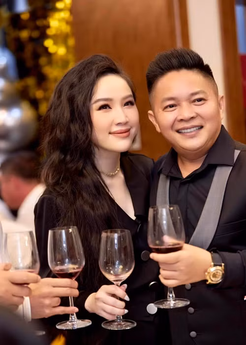 Doanh nhân Phan Lĩnh đưa vợ đi du lịch khắp nơi, tu sửa biệt thự phục vụ cho sở thích của vợ.
