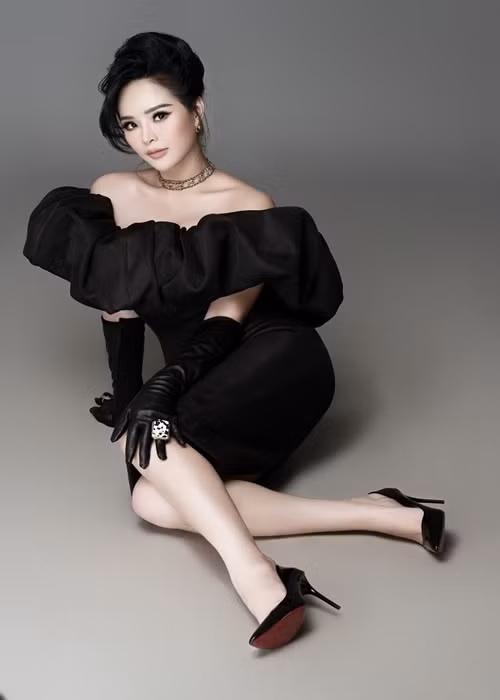 Ở phiên tòa giải quyết ly hôn, Lại Hương Thảo đồng ý với thỏa thuận sẽ ở cùng con trai đến 5 tuổi, sau đó giao lại quyền nuôi con cho bố của bé. Tuy nhiên, chồng cũ của Lại Hương Thảo thông báo con trai sẽ cùng sang nhà mới sinh sống từ tháng 7/2020. Ảnh: VTC