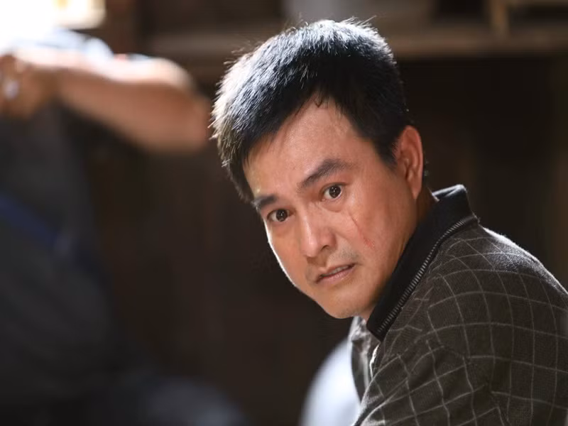 Mới đây, Cao Minh Đạt gây chú ý khi tham gia phim "Mẹ rơm". Anh vào vai Khoản - người đàn ông với gương mặt sẹo hung dữ. Khoản là anh trai của Loan, chồng của Xuân. Ảnh: VTV
