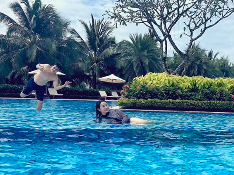 "Vợ đang chụp mà vô phá", Thanh Trúc viết trên trang cá nhân. Ảnh: FBNV