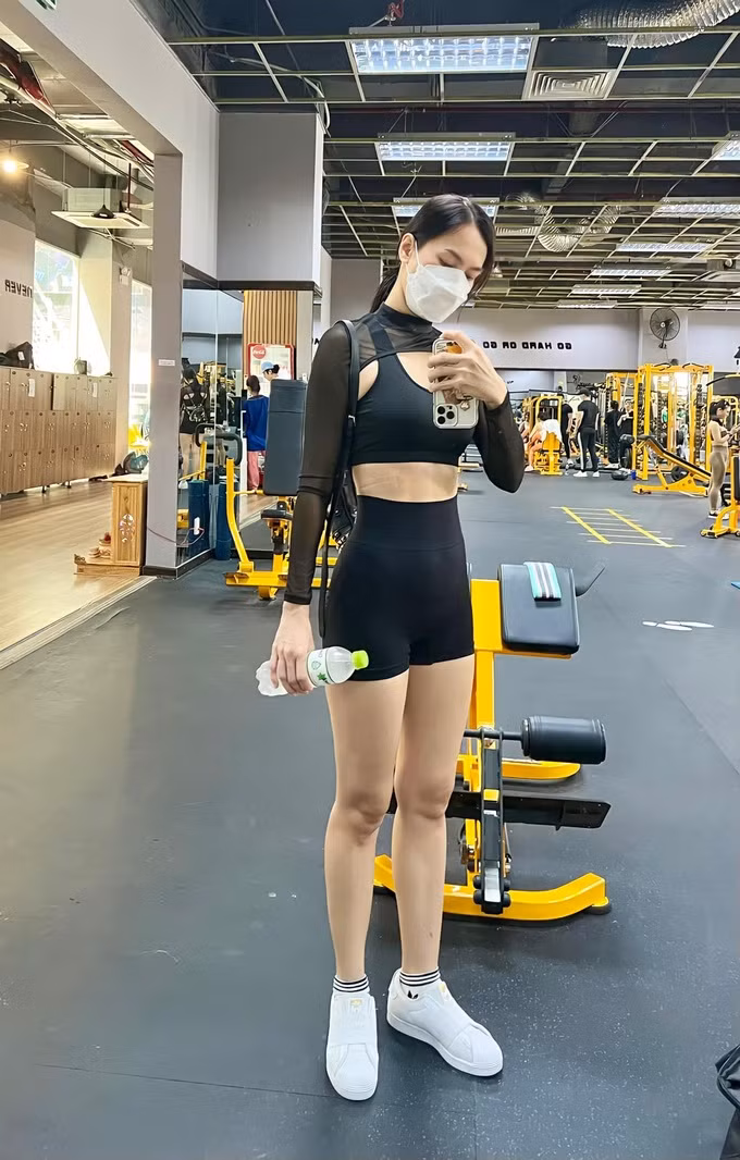 Anh Thư cho biết những buổi tập dù rất mệt, nhưng cô vẫn cố gắng từng ngày để "đuổi kịp đàn em". Nhờ tập luyện chăm chỉ, người đẹp luôn có thể lực, năng lượng tràn trề dù mỗi ngày làm việc 15 tiếng (Ảnh: Facebook nhân vật).