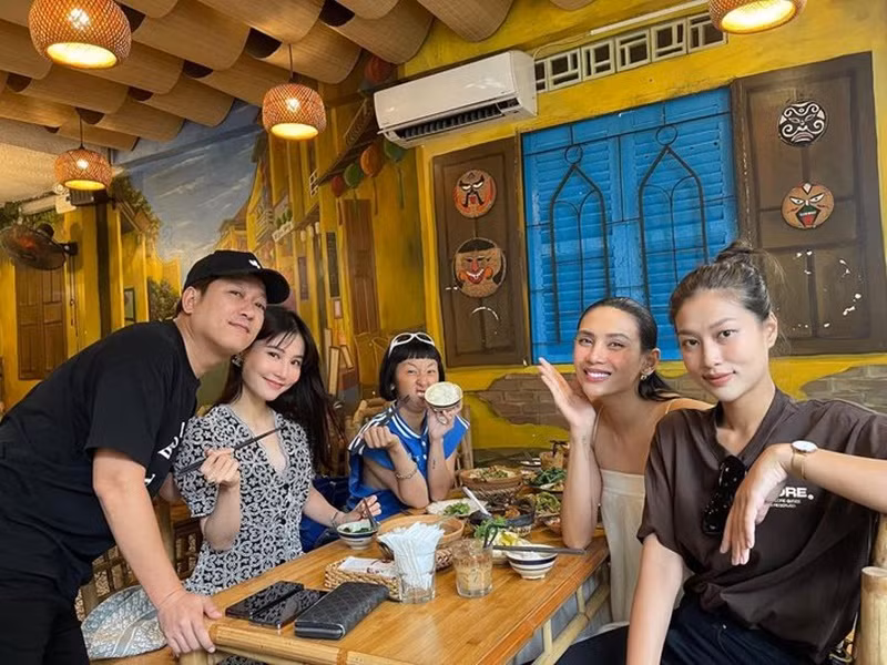 Thiên Ân còn lộ diện khi đi ăn trưa tại quán của vợ chồng Trường Giang. Ảnh: Instagram