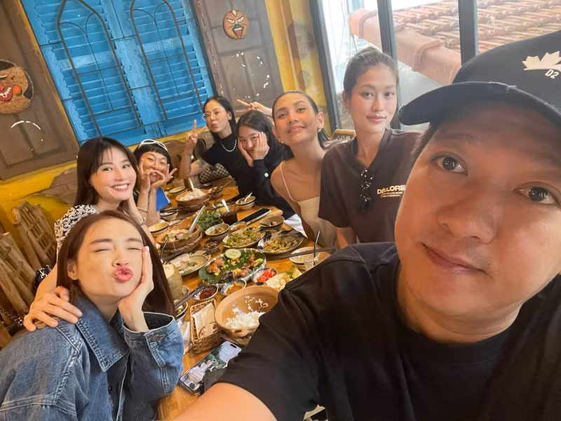 Nàng hậu thưởng thức bữa ăn cùng Võ Hoàng Yến, Diễm My 9X, Trang Hý, Thùy Anh. Ảnh: Instagram