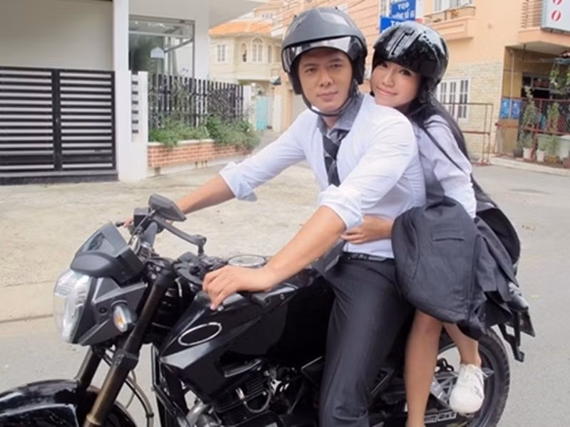 Với vai An trong “Khát vọng thượng lưu”, Elly Trần đoạt giải Nữ diễn viên xuất sắc ở hạng mục Phim truyền hình tại Cánh diều vàng 2011. Chiến thắng của cô gây tranh cãi. Nhiều khán giả đánh giá diễn xuất của Elly Trần chỉ một màu. Ảnh: Người đưa tin