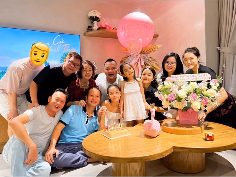 Phạm Quỳnh Anh và Quang Huy vui vẻ hội ngộ trong tiệc sinh nhật của ái nữ. Ảnh: FBNV