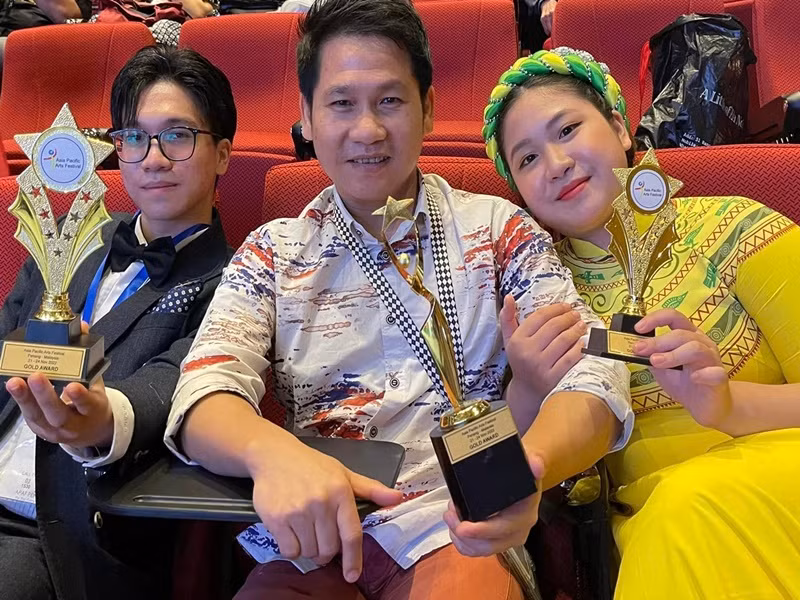 Mới đây, trên fanpage, ca sĩ Trọng Tấn cho hay, hai con của anh vừa đoạt giải thưởng tại Liên hoan nghệ thuật châu Á Thái Bình Dương - Asia Pacific Arts Festival - APAF 2022 Malaysia.