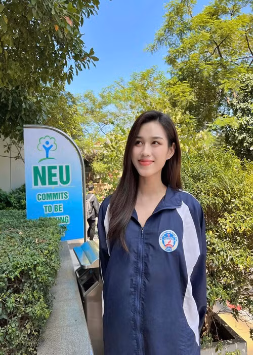 “Số lượng các môn thi trong một kỳ tăng gấp 2-3 lần so với những sinh viên khác khiến đôi lúc tôi thấy bất lực khi phải cân bằng giữa việc học và đi làm. Tuy nhiên, tôi luôn đặt việc học lên hàng đầu nên hạn chế xuất hiện để hoàn thành các môn học, kỳ thi. Không có chuyện tôi bị công ty quản lý ghẻ lạnh”, người đẹp gốc Thanh Hóa chia sẻ. Ảnh: FBNV