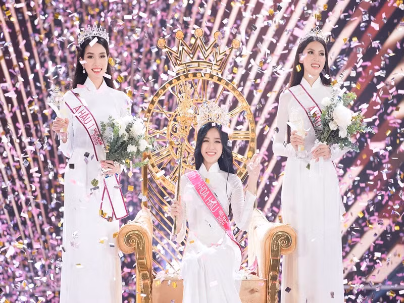 Tháng 11/2020, Đỗ Thị Hà đăng quang Hoa hậu Việt Nam. Á hậu 1 và 2 lần lượt thuộc về Phạm Ngọc Phương Anh và Nguyễn Lê Ngọc Thảo. Ảnh: Fanpage HHVN