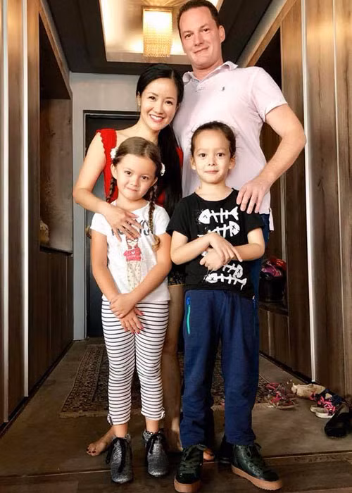 Tháng 6/2018, Hồng Nhung bất ngờ cho hay vợ chồng cô đã quyết định chia tay trong hòa thuận sau 6 tháng suy nghĩ. Giọng ca gốc Hà thành khẳng định cô và chồng cũ vẫn là những người bạn, hơn hết vẫn là bố mẹ yêu thương, chăm sóc, là chỗ dựa cho hai con chung.