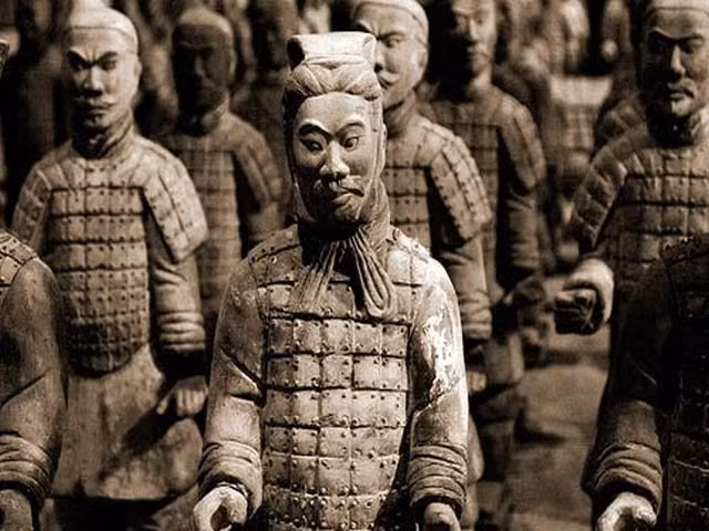 Tuy nhiên, vào năm 1974, một số nông dân ở gần Tây An đã phát hiện hàng ngàn tượng binh bằng đất, mỗi tượng có kích thước như con người, dần lộ ra từ đất sâu hàng chục mét gần một ngọn đồi. Tưởng như đã tìm thấy lăng mộ, nhưng thực tế là đây chỉ là một đồi nhân tạo, che giấu lăng mộ chính bên trong.