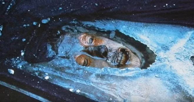 Các manh mối dần được phát hiện, bao gồm ba ngôi mộ, đồ vật Inuit, và xác ướp của John Torrington.
