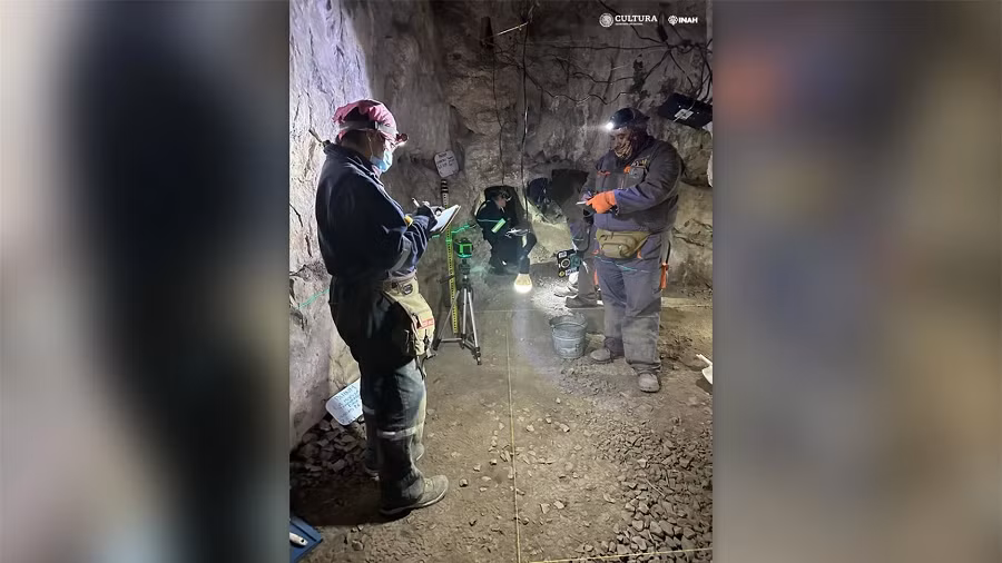 Phân tích xương trong mộ cổ chỉ ra rằng hai trong số những người này là thanh thiếu niên và một người là trẻ sơ sinh.