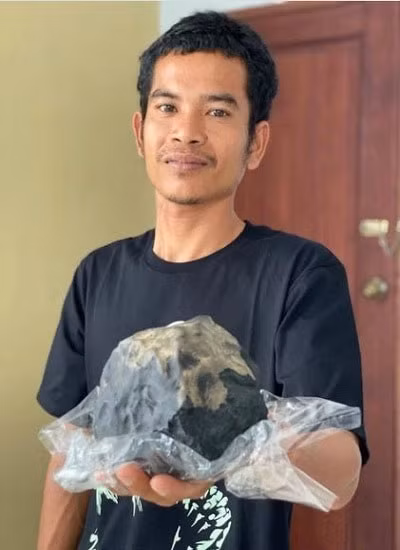 Thiên thạch này tạo ra lỗ thủng lớn trong mái nhà và được định giá lên đến 1,85 triệu USD. Josua đào báu vật lên và bán cho một nhà sưu tập ở Mỹ với mức giá không được tiết lộ, nhưng được ước tính tương đương 30 năm tiền lương của anh.