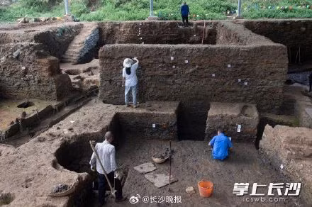 Tòa nhà này có kích thước 28x18 m và có thể thuộc về một cá nhân có địa vị cao trong khu vực.